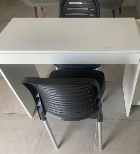 2 cadeiras , mesa com gaveta