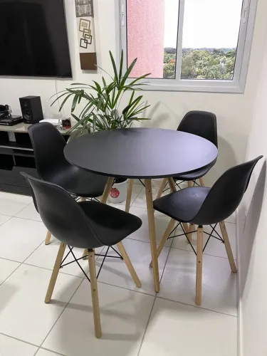 Mesa de jantar redonda com 4 cadeiras