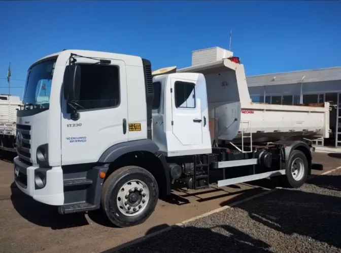 VW 17.230 ano 2023, Toco, com caçamba de 5 ?, cabine auxiliar, em SP