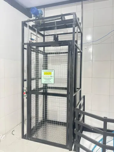 Elevadores monta cargas telado