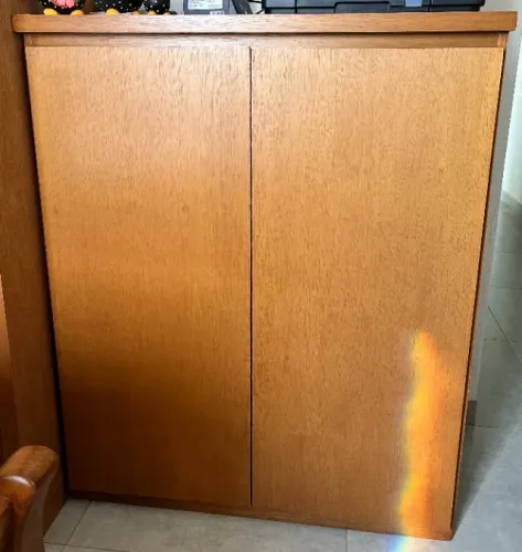 Sapateira feita em madeira maciça