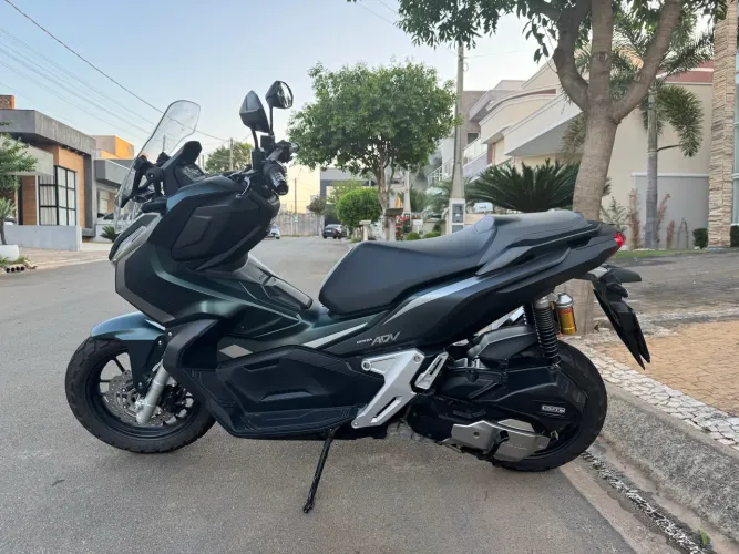 Venda ADV 150cc - novíssima.