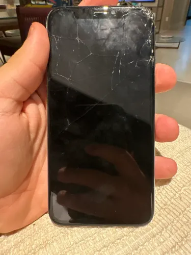 iPhone XR quebrado