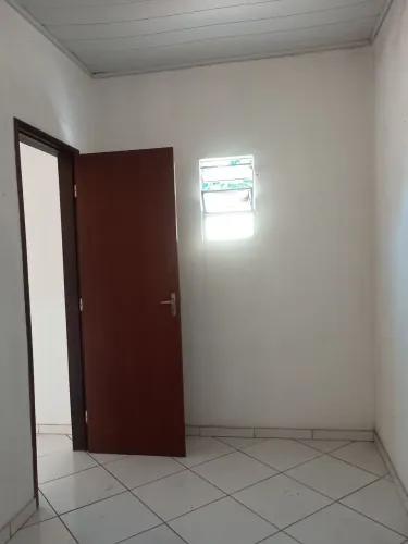 Aluga-se casa na Papa João XXlll