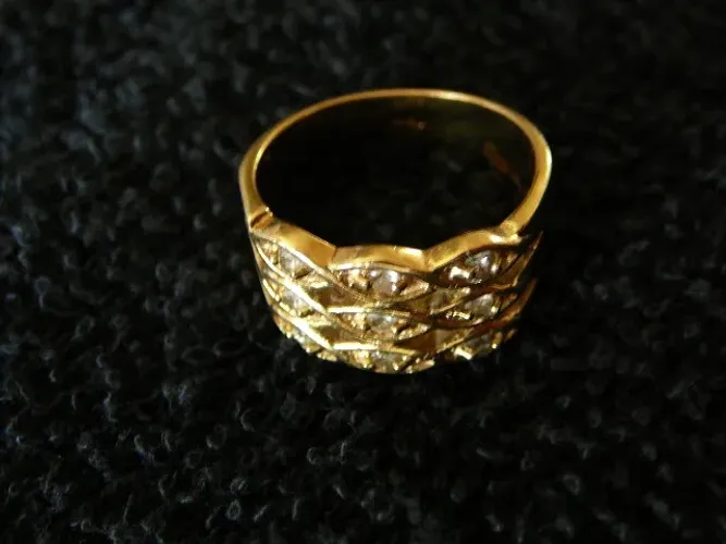 Anel banhado a ouro com brilhantes