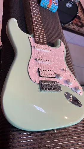 Squier fender strato affinity - cor surf Green vintage.