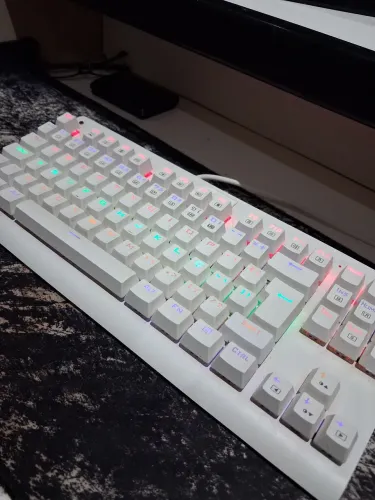 Teclado redragon dark avenger lunar whiter mecânico(switch red)