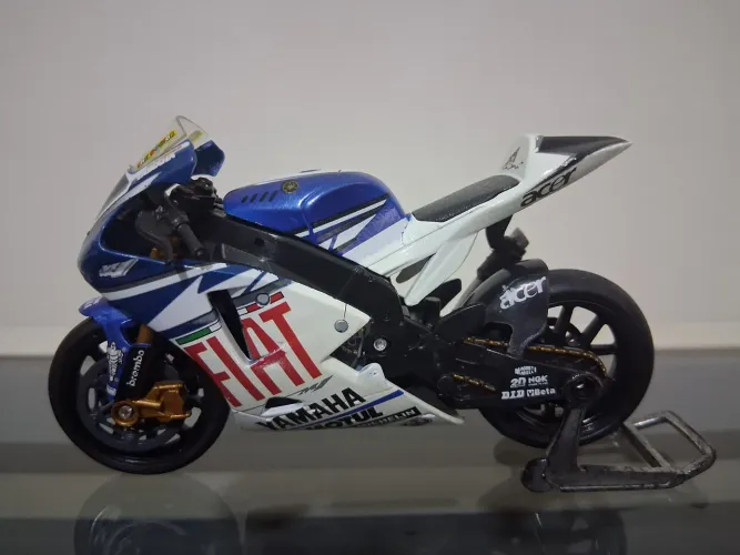 Miniatura Moto GP Saico Yamaha #46 Valentino Rossi Escala 1/18