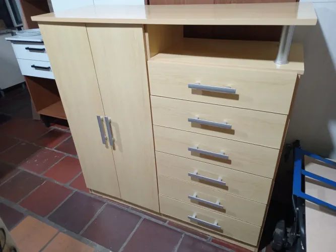 Cômoda grande com 02 portas.(Entrego)