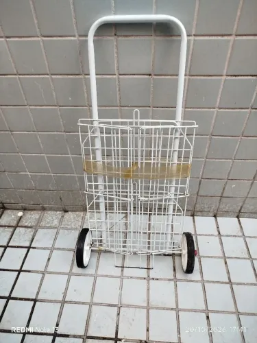 Vendo um carrinho de supermercado.