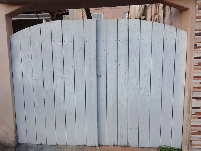Portão, pedestre e de garagem madeira