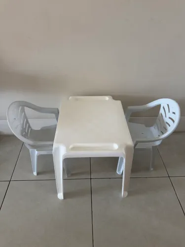Mesa infantil com cadeiras