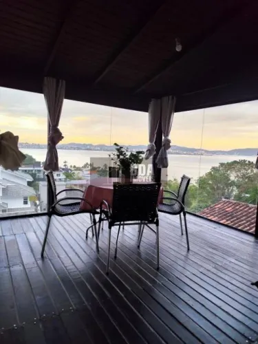 Linda residência, estilo medieval, na Ponta de Baixo, vista mar