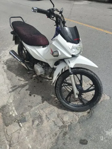 Moto toda completinha, com partida elétrica, rodão pé de galinha e pneus balão.