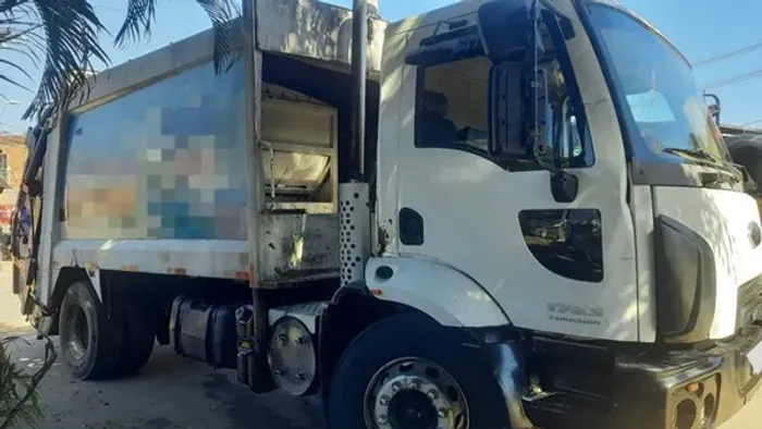 Ford Cargo 1723 toco ano 2018-19 com compactador de lixo