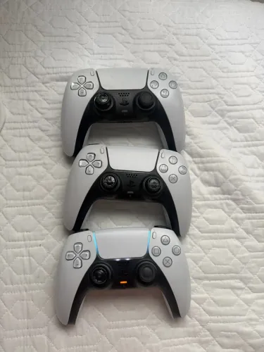 Três controles de PS5 por 1000 reais