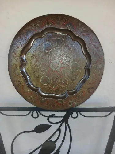 Bandeja decorativa de parede em latão antiga