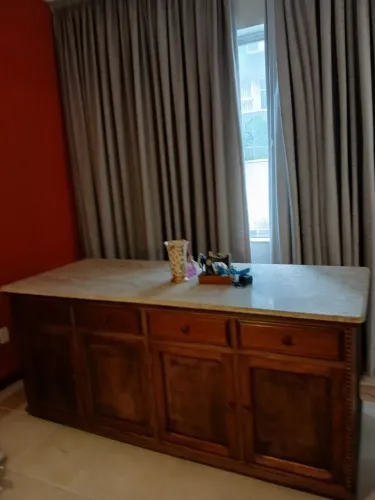 Buffet com pedra de Granito bege claro com 04 gavetas e 04 portas.