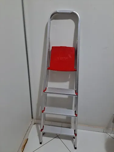 Escada de Alumínio Dobrável 4 Degraus Botafogo. Doméstica.