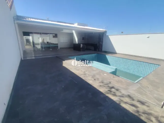 Casa residencial com 3 suítes disponível para locação no bairro Cidade Jardim em Uberlândi