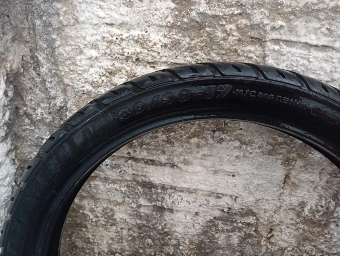 Pneu para moto 80/90/17 semi novo da marca Michelin