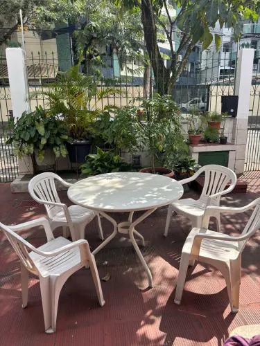 Mesa branca grande de varanda com 4 cadeiras