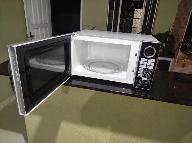 Microondas SEMI NOVO, Modelo Philco Espelhado 30L 127v todo original, funcionando 100%.
