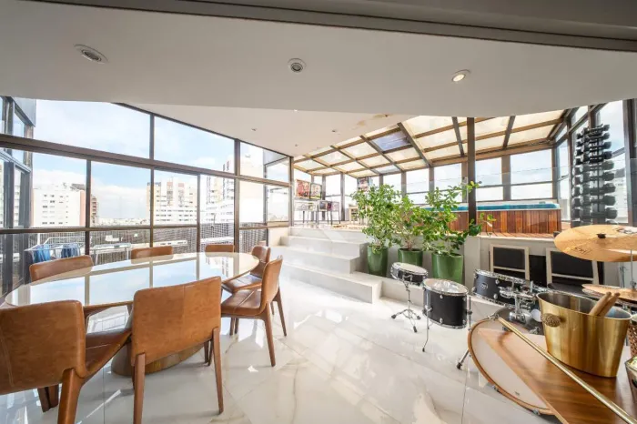 Cobertura Semi Mobiliada com Deck, Jacuzzi, 3 quartos e 221m2 para locação - Água verde, C