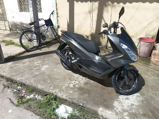Estou trabalhando como lavando de moto na minha residência 