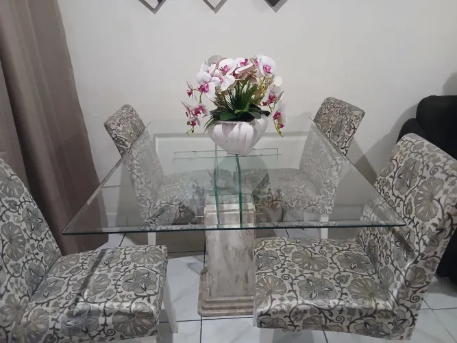 Mesa de pedra de mármore e topo de vidro