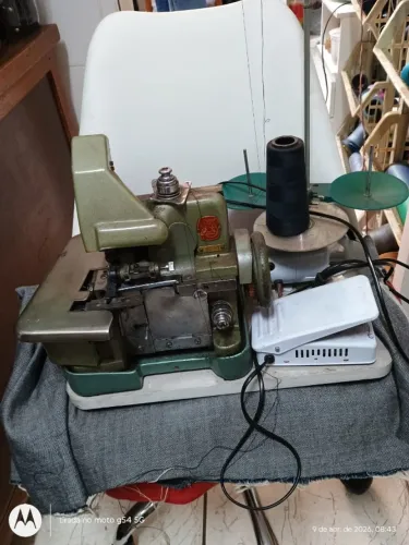 Vendo Overlock Chinesinha adaptada para mesa