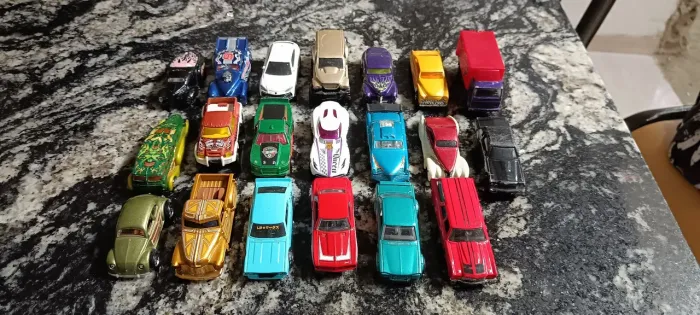 Lote Hot Wheels com 20 unidades