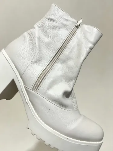 Bota branca número 37