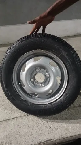 Pneus e aro Ford completo.