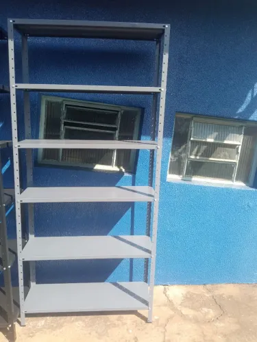 Estante de aço