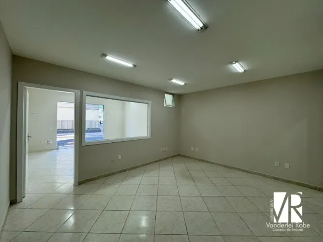 Sala Comercial para Locação no Centro de Balneário Camboriú-SC: 2 Salas, 1 Banheiro, 1 Vag