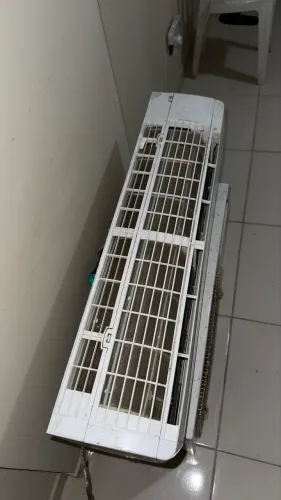 Ar-Condicionado Split Consul de 12.000 BTUs (Ciclo Frio / 220V).