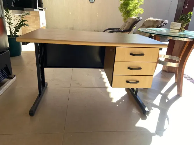 Mesa escritório, estudo ou comércio.