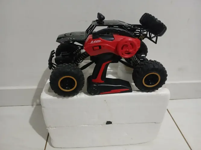 Vendo carro de controle remoto seminovo 