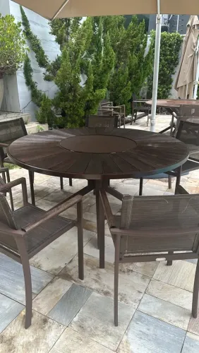 Mesa com cadeiras area externa francciano