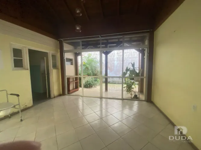 Casa com amplo terreno - Saco dos Limões