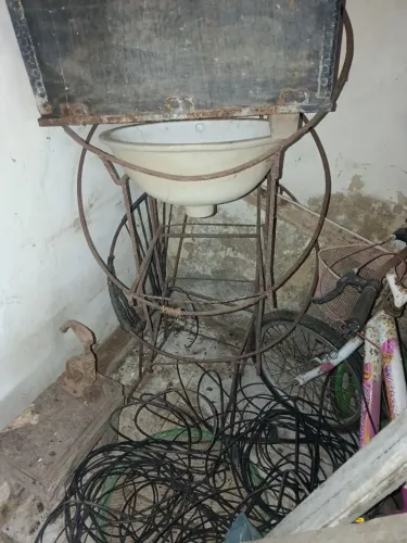 Venho essas cadeiras de ferro