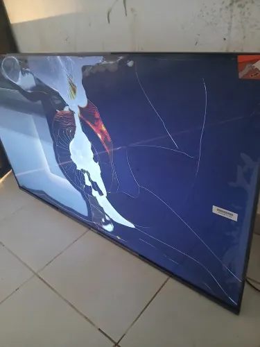 vendo uma TV 43 plgd , detalhe ' esta com defeito