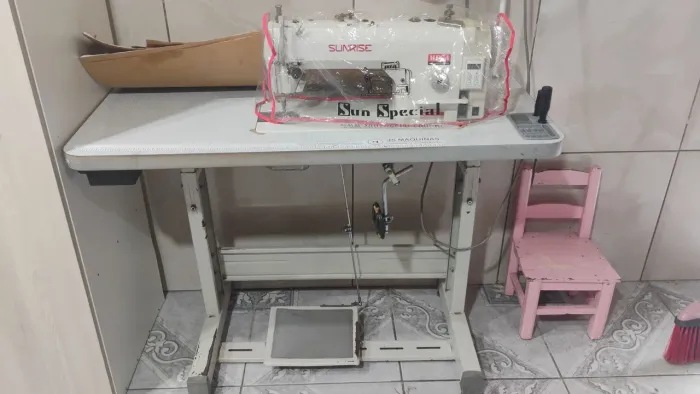 Vendo máquina reta direct drive semi nova