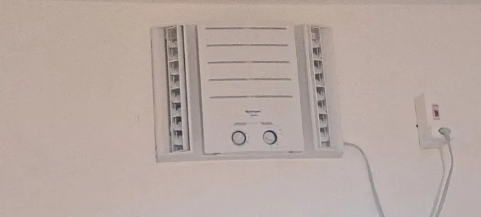 Ar-Condicionado de Janela Springer Midea Mecânico Frio 7.500 BTU/h