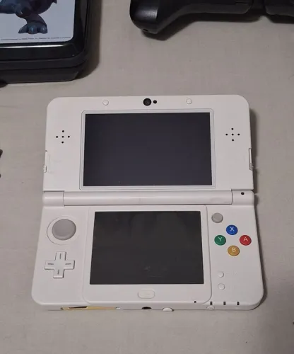 New Nintendo 3DS Pokémon 20th Anniversary - Edição Limitada + Kit de Colecionador