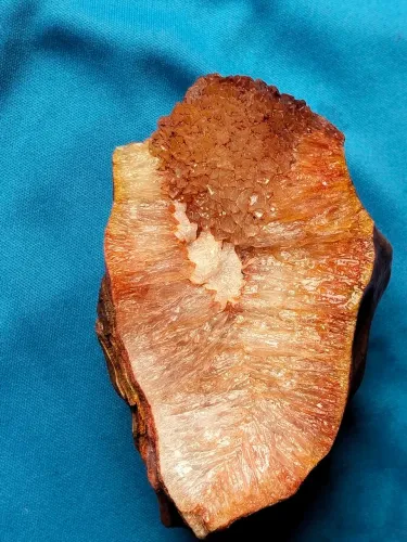 Tesouro Da Terra. Mineral natural de cristal de quartzo para coleção ou decoração.