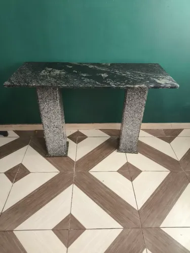 Mesa de granito 450,00, cabeceira 50,00 e mesa de cento 90 reais.