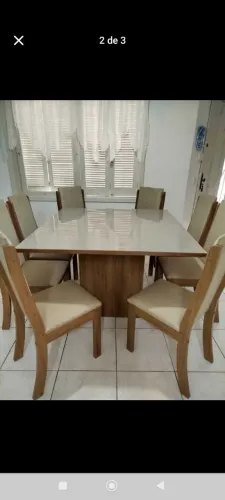 Mesa quadrada com 8 cadeiras estofadas