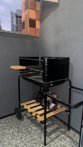 Churrasqueira a carvão com rodas